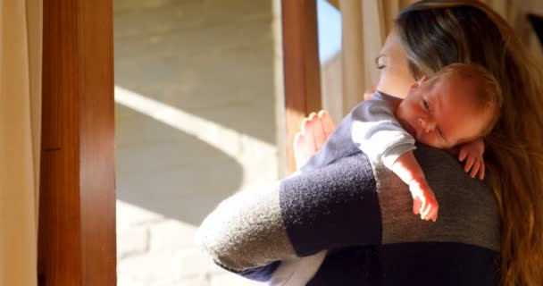 Madre Consolando Suo Bambino Soggiorno Casa — Video Stock