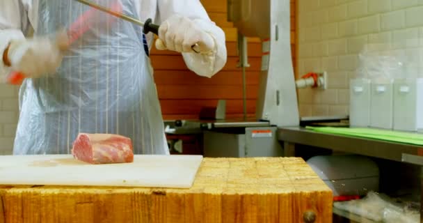 屠夫锐化刀和剁肉在屠夫店4K — 图库视频影像