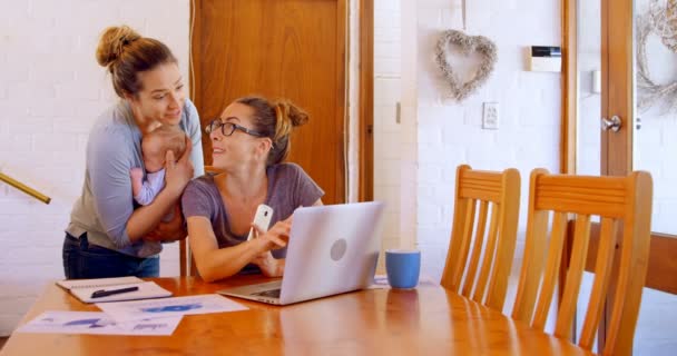 Ζευγάρι Λεσβιών Που Εργάζονται Για Laptop Στο Σαλόνι Στο Σπίτι — Αρχείο Βίντεο