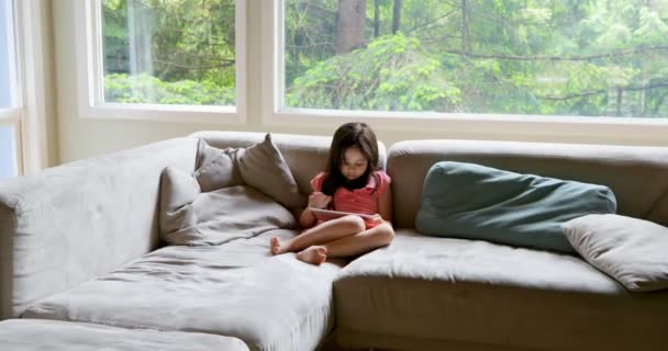 Menina Bonita Usando Tablet Digital Casa — Vídeo de Stock