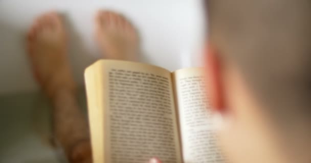 Close Homem Lendo Livro Enquanto Deitado Banheira Casa — Vídeo de Stock