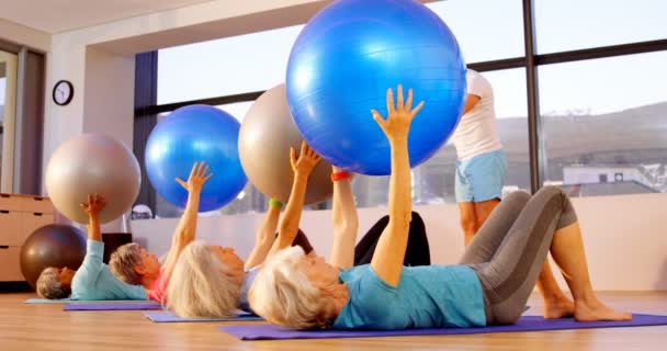Entrenador Asistiendo Mujeres Mayores Realización Yoga Centro Yoga — Vídeo de stock
