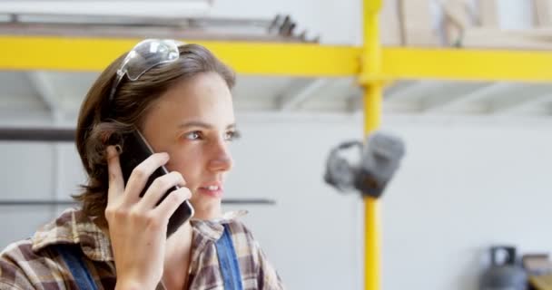 Falegname Sorridente Che Parla Sul Cellulare Officina — Video Stock