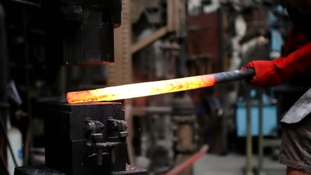 Ferreiro Forjando Metal Fundido Com Máquina Martelo — Vídeo de Stock
