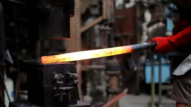 Herrero Forjando Metal Fundido Con Máquina Martillo — Vídeo de stock