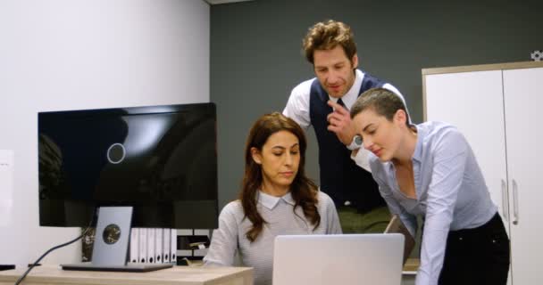 Улыбающиеся Руководители Обсуждают Ноутбуком Офисе — стоковое видео