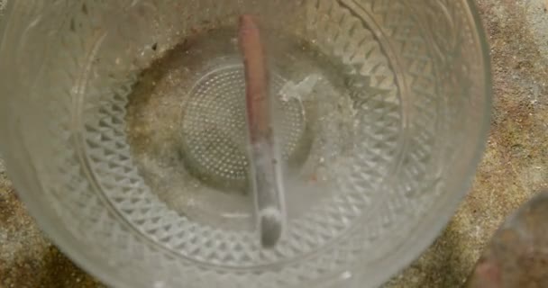 碗里加热金属的特写镜头 — 图库视频影像