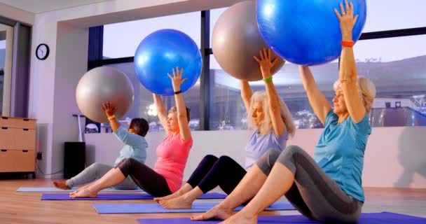 Senior Vrouwen Uitvoeren Van Yoga Yogacentrum — Stockvideo