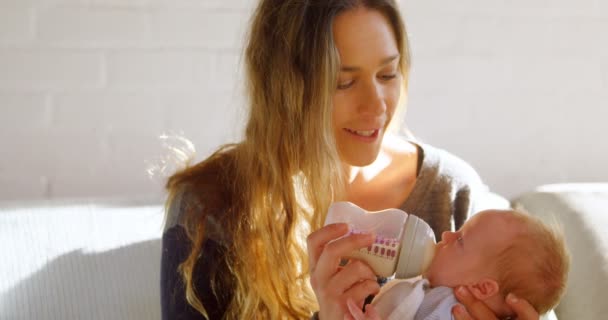Primer Plano Madre Alimentando Bebé Casa — Vídeo de stock