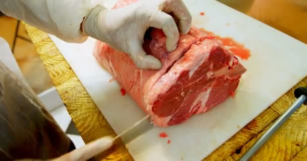 Carnicero Rebanando Carne Tabla Cortar Carnicería — Vídeo de stock