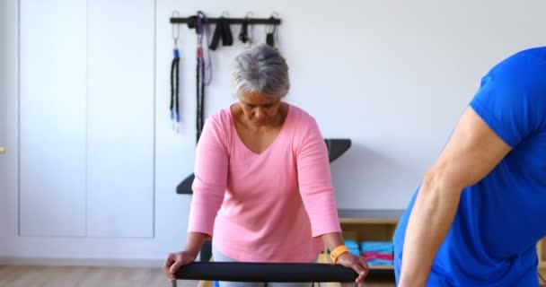 Allenatore Che Assiste Donne Anziane Nell Esecuzione Yoga Centro Yoga — Video Stock