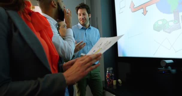 Dirigeants discutant à l'écran dans la salle de conférence au bureau 4k 