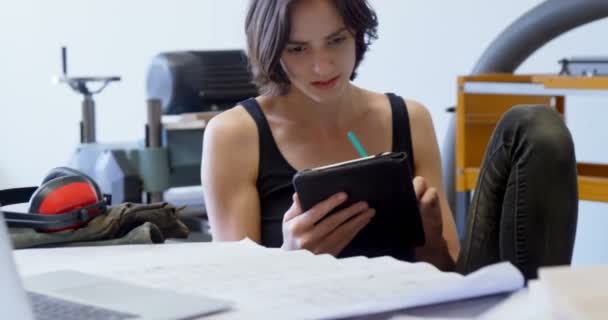Carpinteiro Feminino Usando Tablet Digital Oficina — Vídeo de Stock