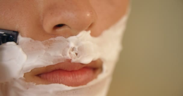 Primer Plano Del Hombre Afeitándose Con Maquinilla Afeitar Baño Casa — Vídeos de Stock