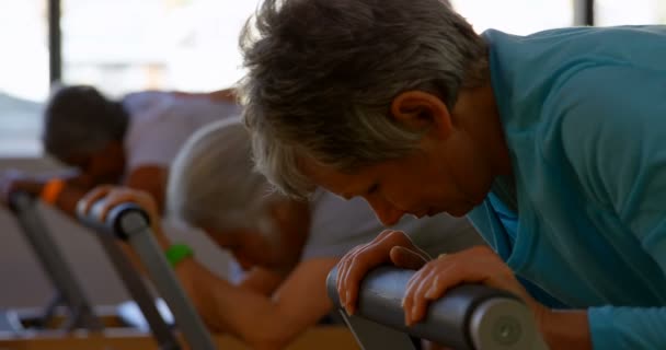 Тренер Помогает Пожилым Женщинам Время Занятий Йогой Центре Йоги — стоковое видео
