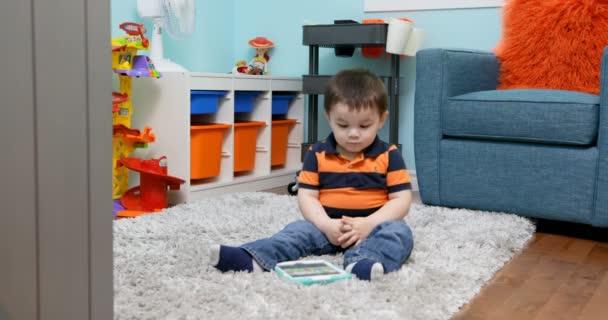 Baby Boy Kijken Naar Digitale Tablet Thuis — Stockvideo