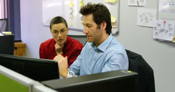 Dirigeants discutant sur ordinateur de bureau au bureau au bureau 4k 