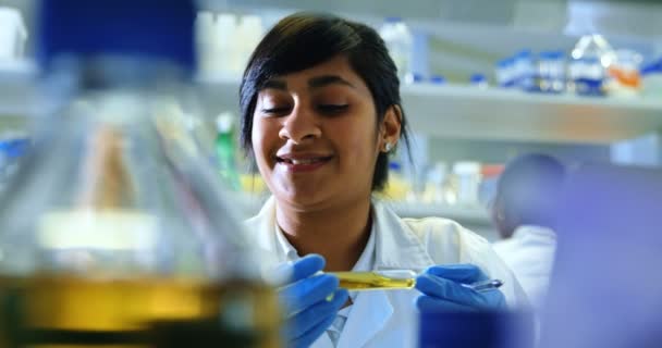 年轻的女性科学家在实验室4K — 图库视频影像
