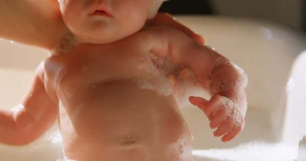 Onun Erkek Bebek Banyo Banyo Veren Anne Close — Stok video