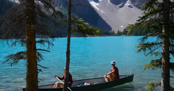 Vista Lateral Pareja Bote Remos Río Campo — Vídeo de stock