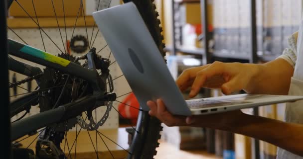 Hombre Atento Usando Tableta Digital Taller — Vídeo de stock