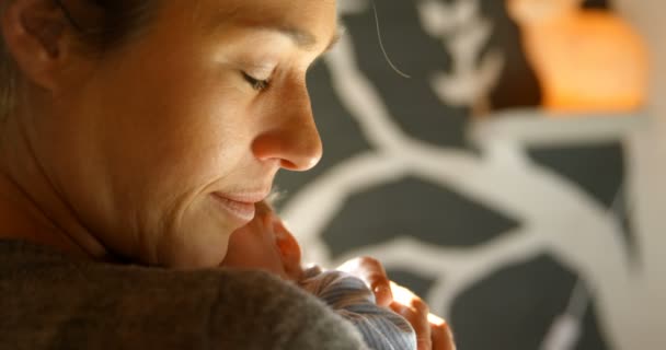 Primer Plano Madre Abrazando Bebé Casa — Vídeos de Stock