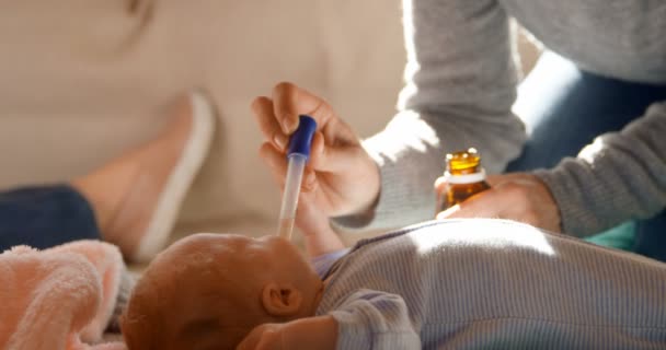 Mutter Füttert Ihren Kleinen Jungen Hause Mit Medikamenten — Stockvideo