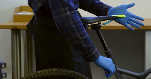 Mittelteil Des Mannes Repariert Fahrradsitz Werkstatt — Stockvideo