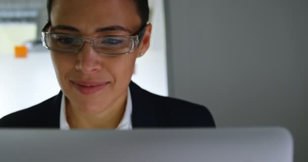 Ejecutivo Sonriente Usando Ordenador Portátil Oficina — Vídeo de stock