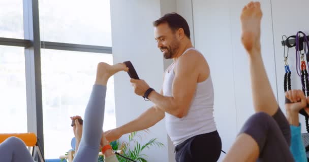 Trainer Medhjälpande Ledande Kvinnor Medan Stretching Motion Yoga Centrum — Stockvideo