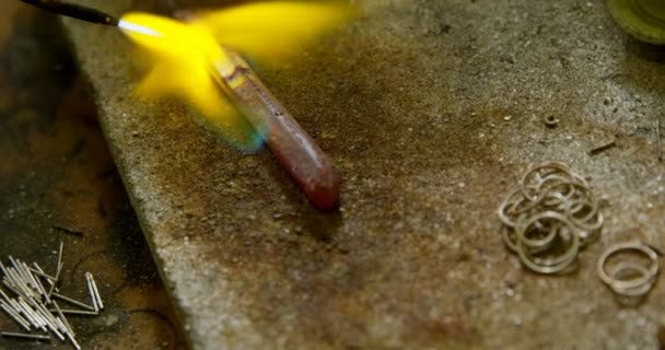 Nahaufnahme Eines Schwingenden Metallstücks Der Werkstatt — Stockvideo