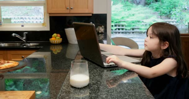 Szép Kislány Segítségével Laptop Konyha Otthon — Stock videók