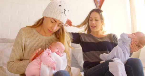 Lésbicas Casal Confortando Seus Bebês Sala Estar Casa — Vídeo de Stock