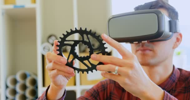 Mechaniker Hält Kettenblatt Während Virtual Reality Headset Werkstatt — Stockvideo