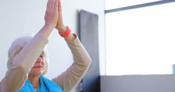 Mujer Mayor Realizando Yoga Centro Yoga — Vídeo de stock