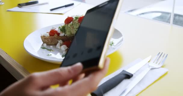 Mujer Tomando Foto Comida Cafetería — Vídeo de stock