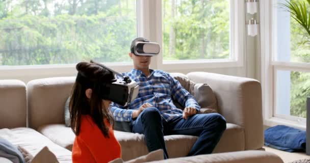 Vader Dochter Die Met Behulp Van Virtual Reality Headset Bij — Stockvideo