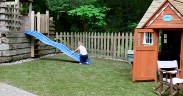 Siblings Playing Play House Backyard — Stock Video