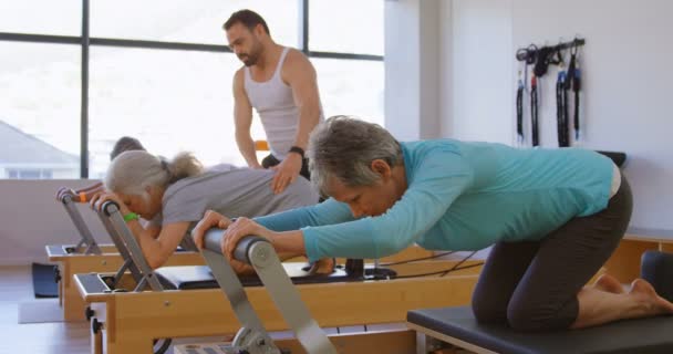 Trainer Unterstützt Ältere Frauen Beim Yoga Yogazentrum — Stockvideo