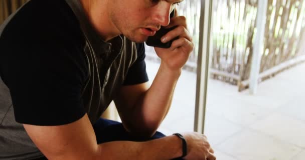 Людина Обмеженими Можливостями Розмовляє Мобільному Телефоні Вдома — стокове відео