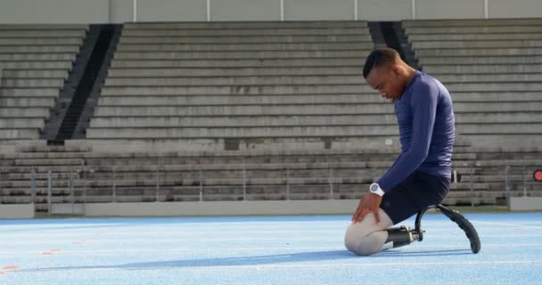 Discapacitados Atlético Relajarse Una Pista Atletismo Lugar Deportes — Vídeo de stock