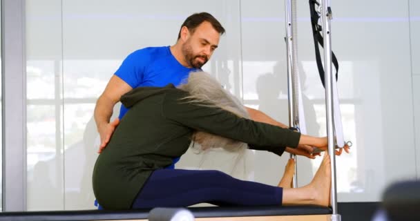 Entrenador Ayudando Mujer Mayor Realización Yoga Centro Yoga — Vídeos de Stock