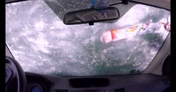 男子清理雪从汽车在冬季4K — 图库视频影像