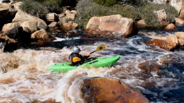 Női Kayaker Vadvízi Folyó — Stock videók