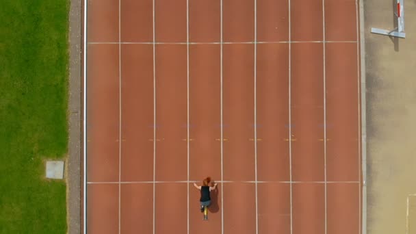 Vista Aérea Carrera Atlética Femenina Pista Deportiva — Vídeo de stock