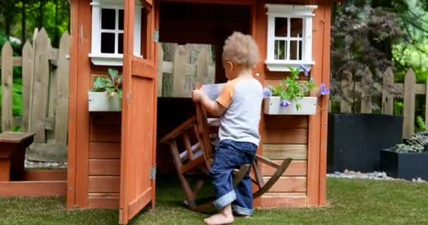 Menino Brincando Com Cadeira Casa Jogo Quintal — Vídeo de Stock