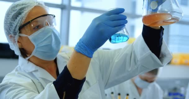 Cientista Feminina Atenta Experimentando Laboratório — Vídeo de Stock