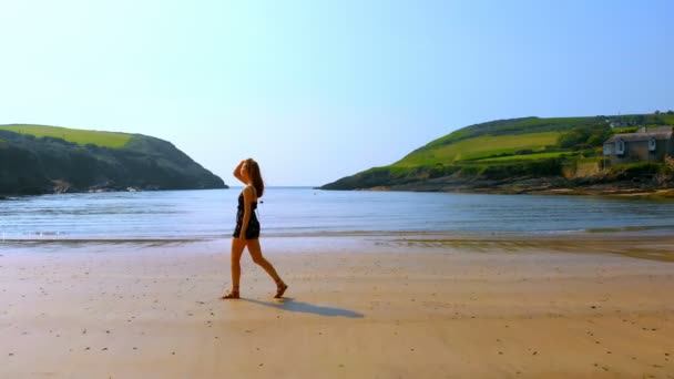 Vista Lateral Mujer Caminando Playa Día Ventoso — Vídeos de Stock