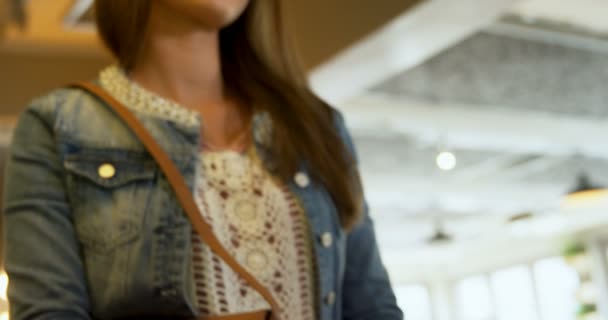 Serveur prenant le paiement par carte de crédit à la cafétéria 4k 