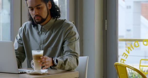 Uitvoerend Koffie Hebben Terwijl Het Gebruiken Van Laptop Café — Stockvideo